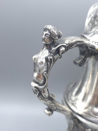 Aiguière couverte en argent. 
Décor sur le...