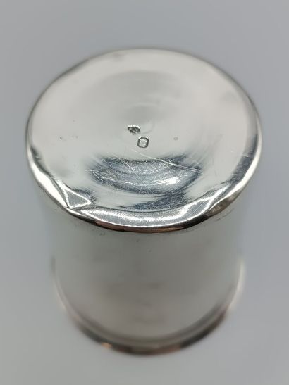 Timbale en argent de modèle uni orné de doubles...