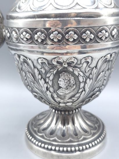 Aiguière couverte en argent. 
Décor sur le...