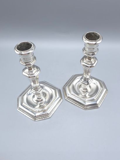 Paire de bougeoirs de toilette en argent.
Fûts...