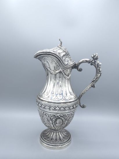 Aiguière couverte en argent. 
Décor sur le...