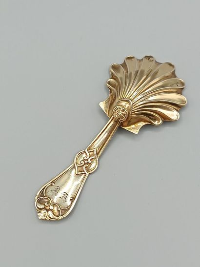 Vermeil tea spoon with scallop-shaped spoon....