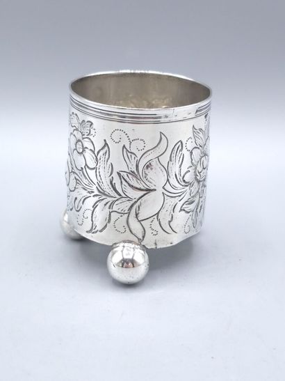 Petit gobelet en argent
Décor gravé de fleurs...