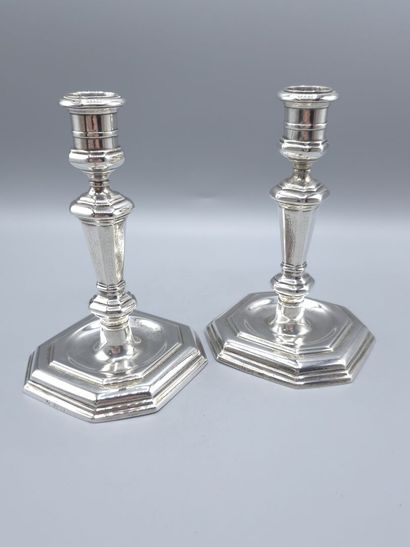 Paire de bougeoirs de toilette en argent.
Fûts...