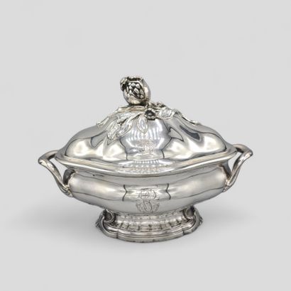Soupière en argent de forme ovale à décor...