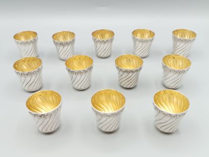 Service de 12 verres à liqueur en argent...