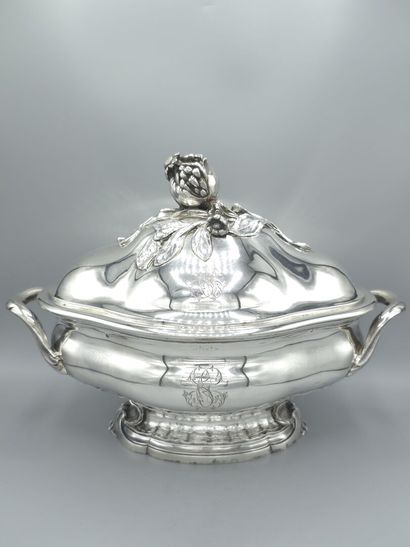 Soupière en argent de forme ovale à décor...