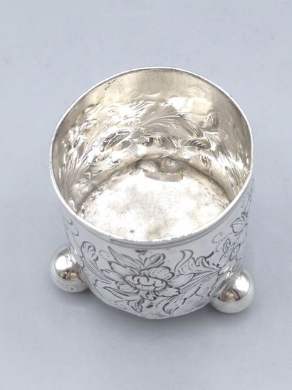 Petit gobelet en argent
Décor gravé de fleurs...