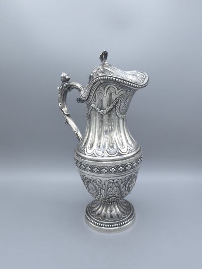 Aiguière couverte en argent. 
Décor sur le...