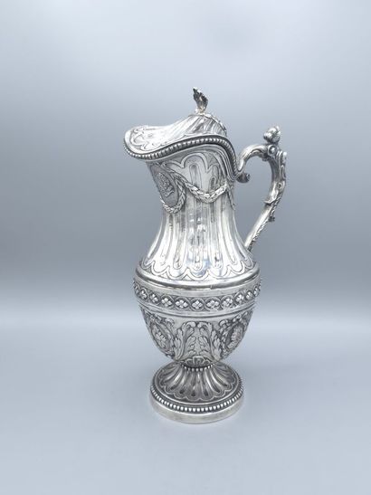 Aiguière couverte en argent. 
Décor sur le...