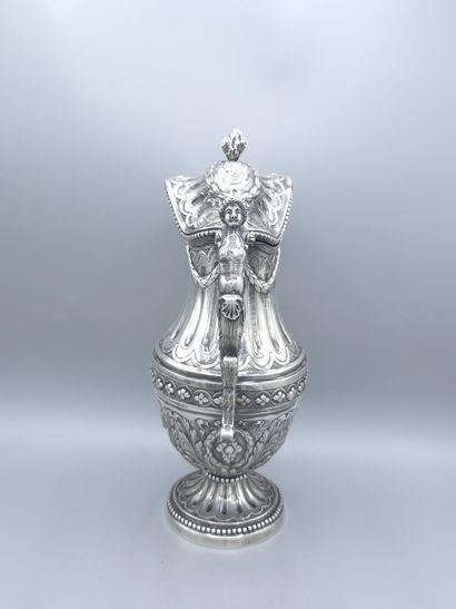 Aiguière couverte en argent. 
Décor sur le...