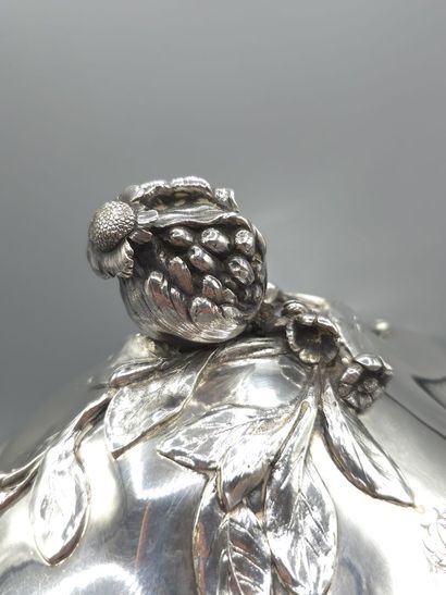 Soupière en argent de forme ovale à décor...