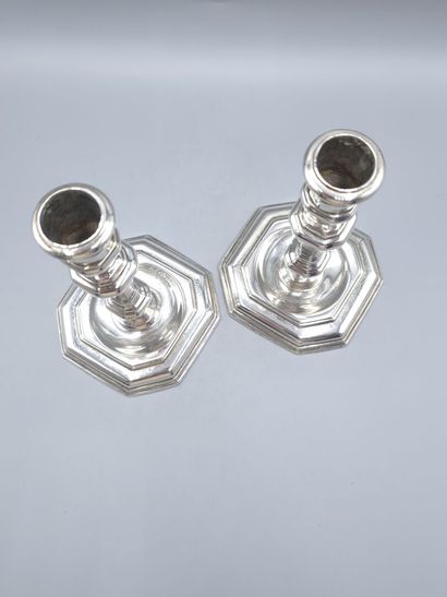 Paire de bougeoirs de toilette en argent.
Fûts...
