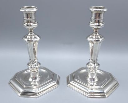 Paire de bougeoirs de toilette en argent.
Fûts...