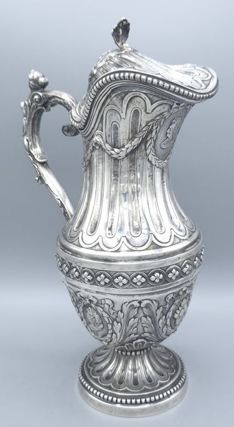 Aiguière couverte en argent. 
Décor sur le...