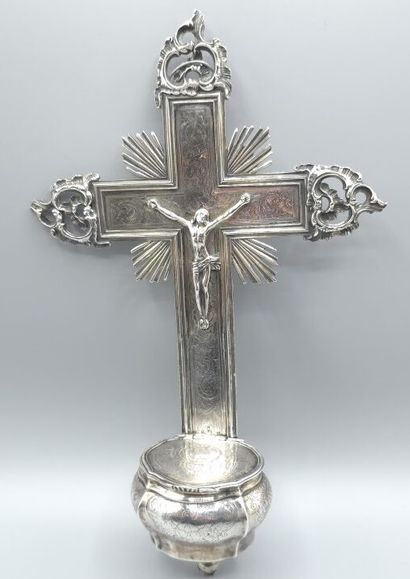 Bénitier en argent. 
Décor d'une croix finement...