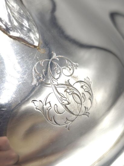Soupière en argent de forme ovale à décor...