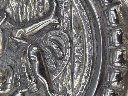 Coupe en argent à décor en plein du dieu...