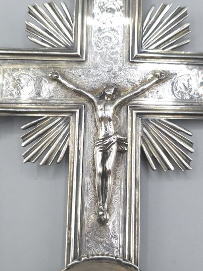 Bénitier en argent. 
Décor d'une croix finement...