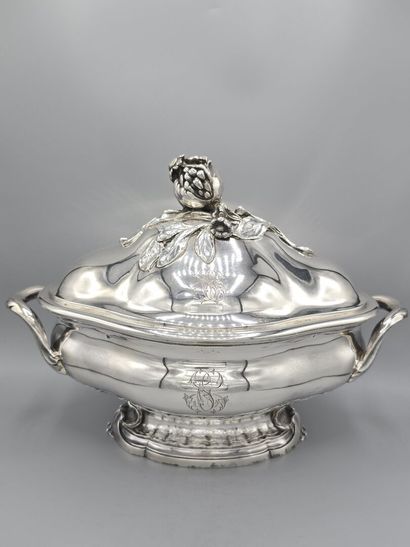 Soupière en argent de forme ovale à décor...