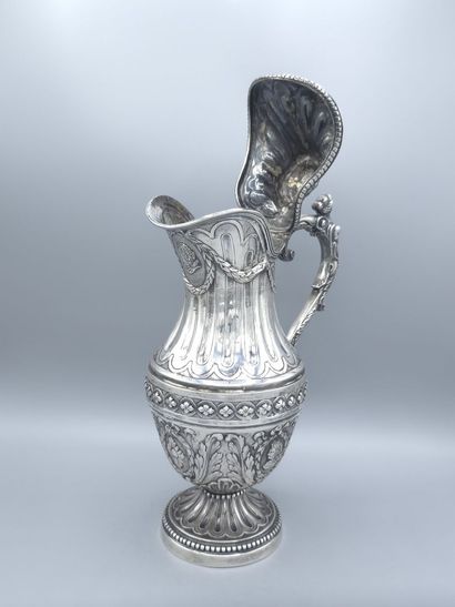 Aiguière couverte en argent. 
Décor sur le...