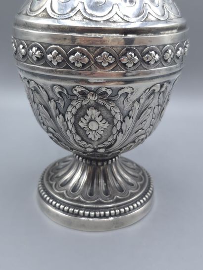Aiguière couverte en argent. 
Décor sur le...
