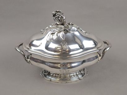 Soupière en argent de forme ovale à décor...