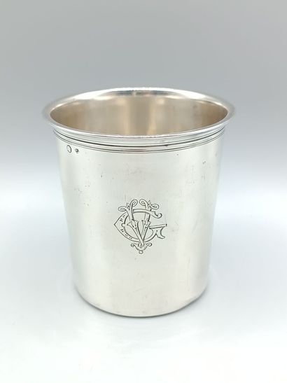 Timbale en argent de modèle uni orné de doubles...