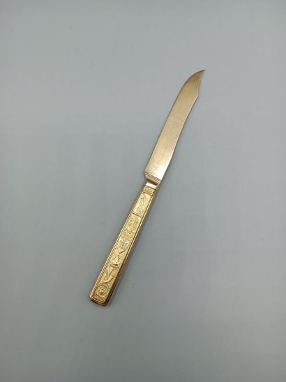 Couteau ou coupe papier en vermeil. 
Décor...