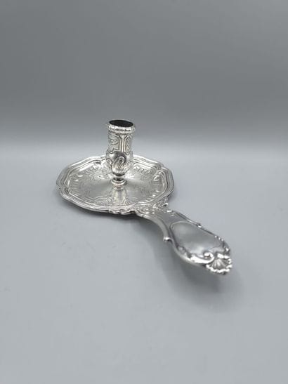 Bougeoir à main en argent.
Manche orné de...