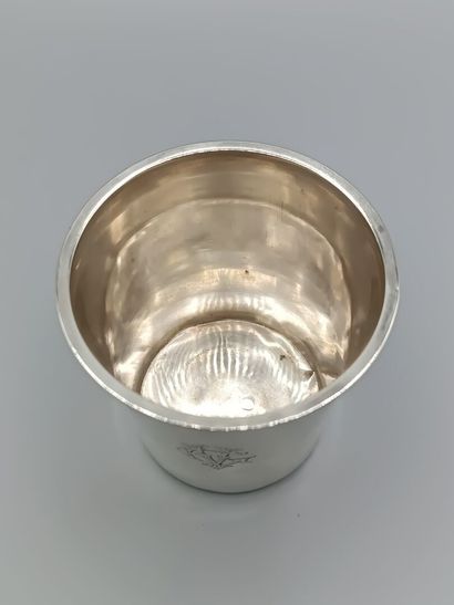 Timbale en argent de modèle uni orné de doubles...