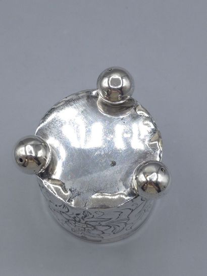 Petit gobelet en argent
Décor gravé de fleurs...