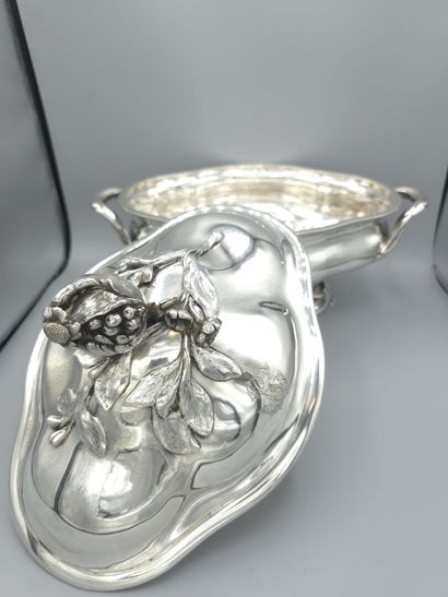 Soupière en argent de forme ovale à décor...