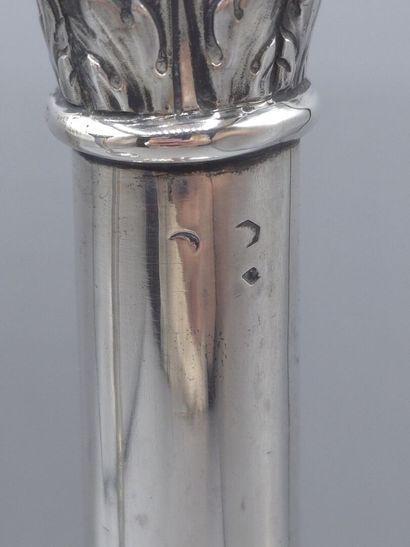 Paire de bougeoirs en argent. 
Le fût en...