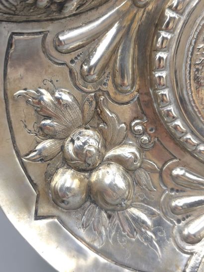 Coupe en argent à décor en plein du dieu...