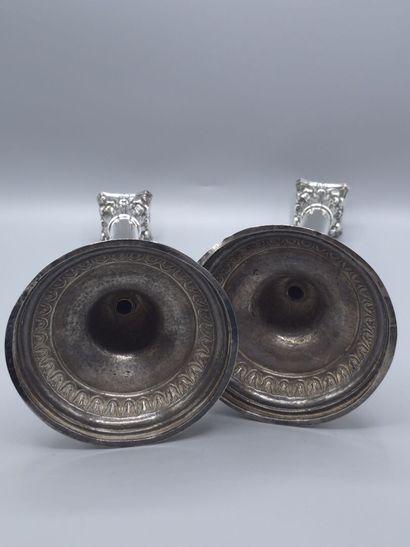 Paire de bougeoirs en argent. 
Le fût en...