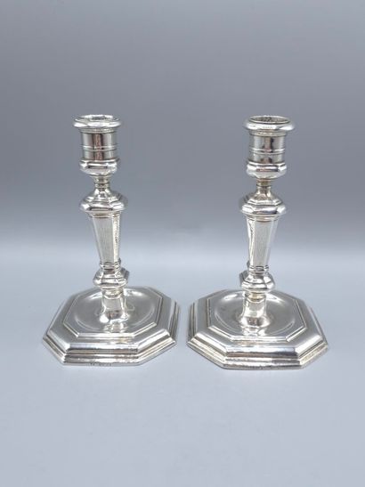 Paire de bougeoirs de toilette en argent.
Fûts...