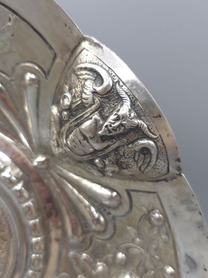 Coupe en argent à décor en plein du dieu...