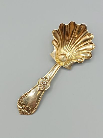 Vermeil tea spoon with scallop-shaped spoon....