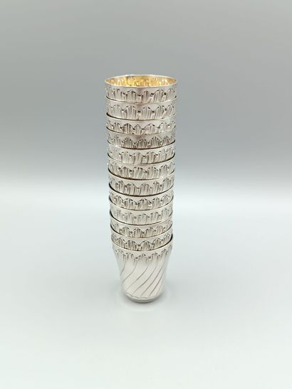 Service de 12 verres à liqueur en argent...