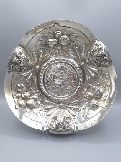 Coupe en argent à décor en plein du dieu...