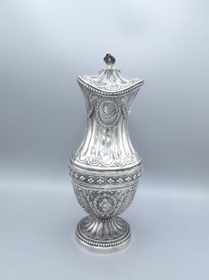 Aiguière couverte en argent. 
Décor sur le...