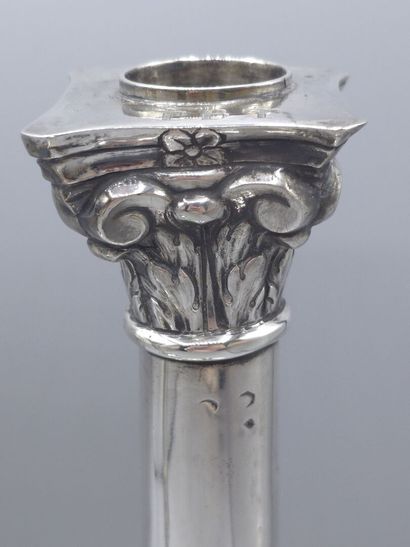 Paire de bougeoirs en argent. 
Le fût en...