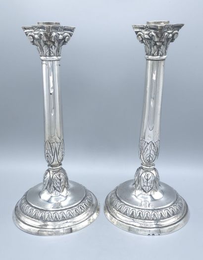 Paire de bougeoirs en argent. 
Le fût en...