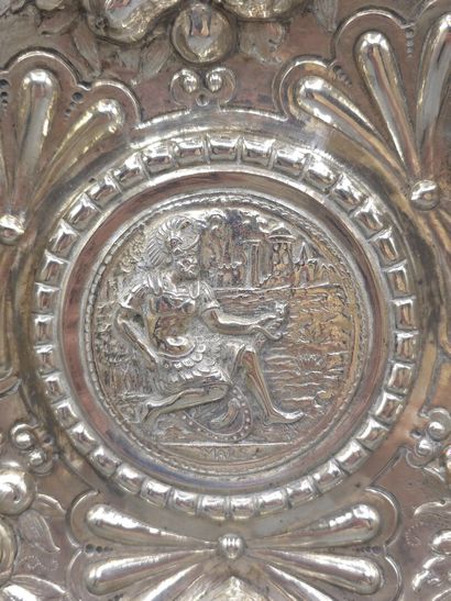Coupe en argent à décor en plein du dieu...