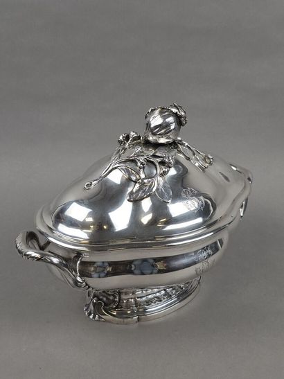 Soupière en argent de forme ovale à décor...