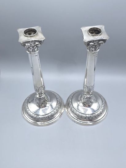 Paire de bougeoirs en argent. 
Le fût en...