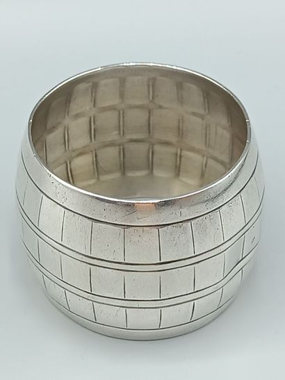Silver napkin ring imitating a barrel (dents).
Minerve...