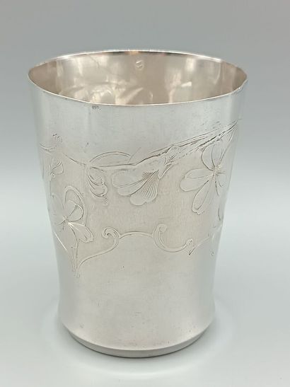Timbale en argent Art Nouveau.
Décor sur...