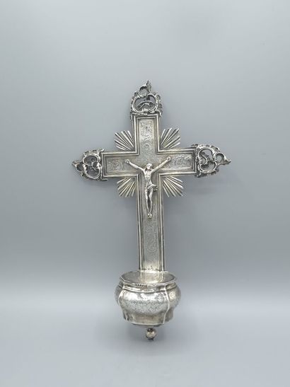 Bénitier en argent. 
Décor d'une croix finement...